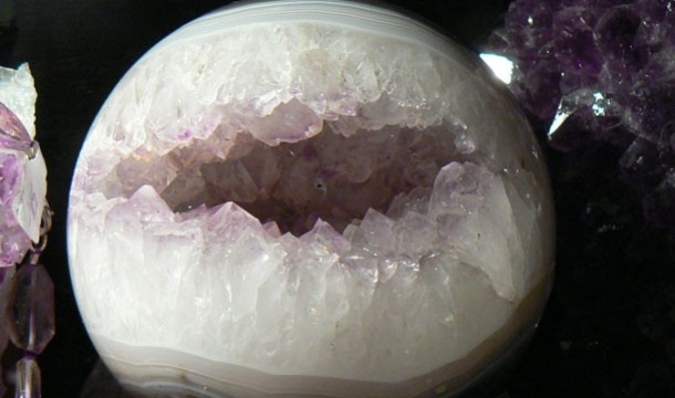 Amethystkugel geschliffen mit Kristallen