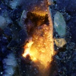 Beleuchteter Amethystbrunnen im großen Ausstellungsraum